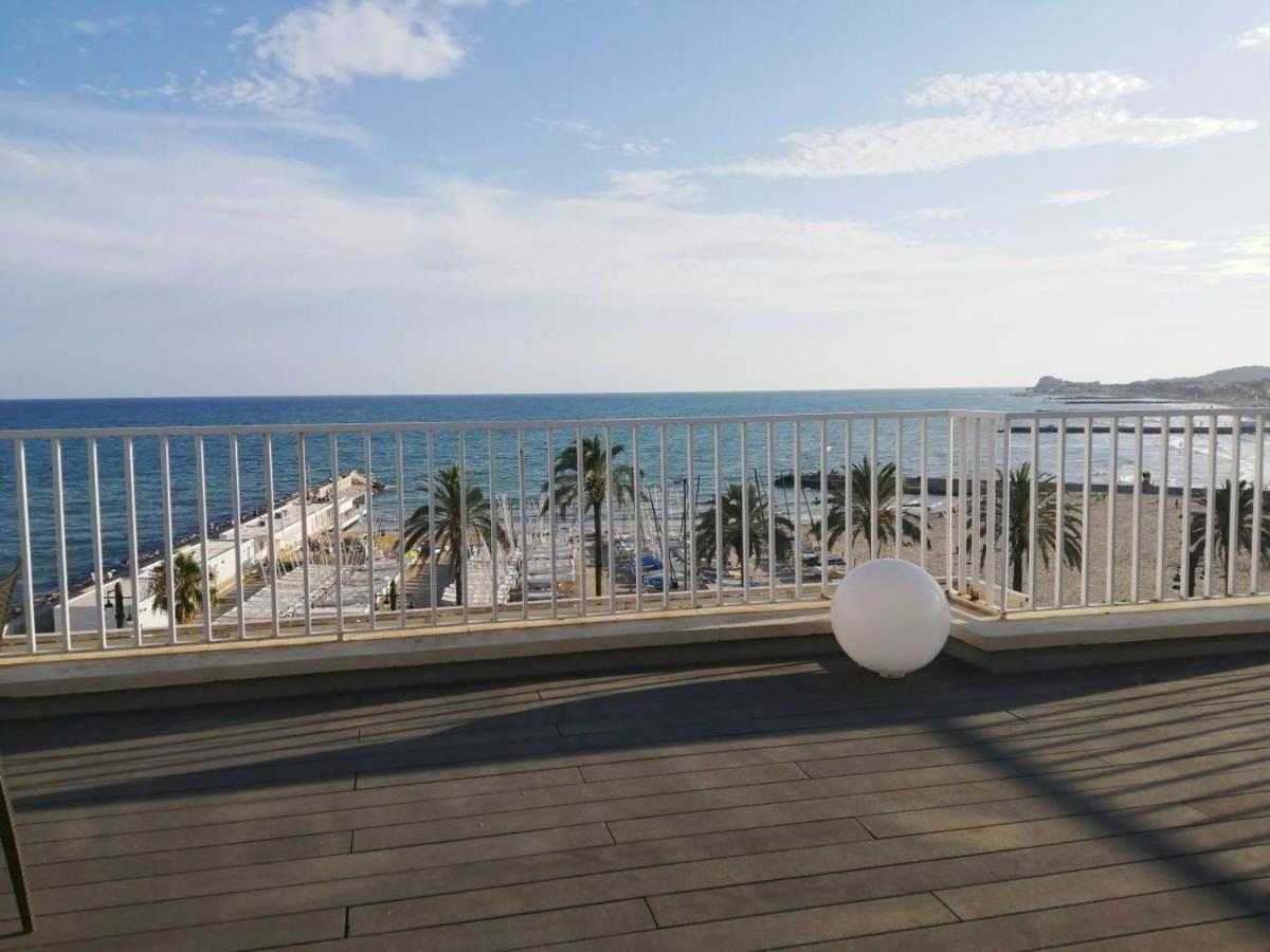 Atico Con Fantasticas Vistas Al Mar Y La Iglesia Apartment Ситжес Екстериор снимка
