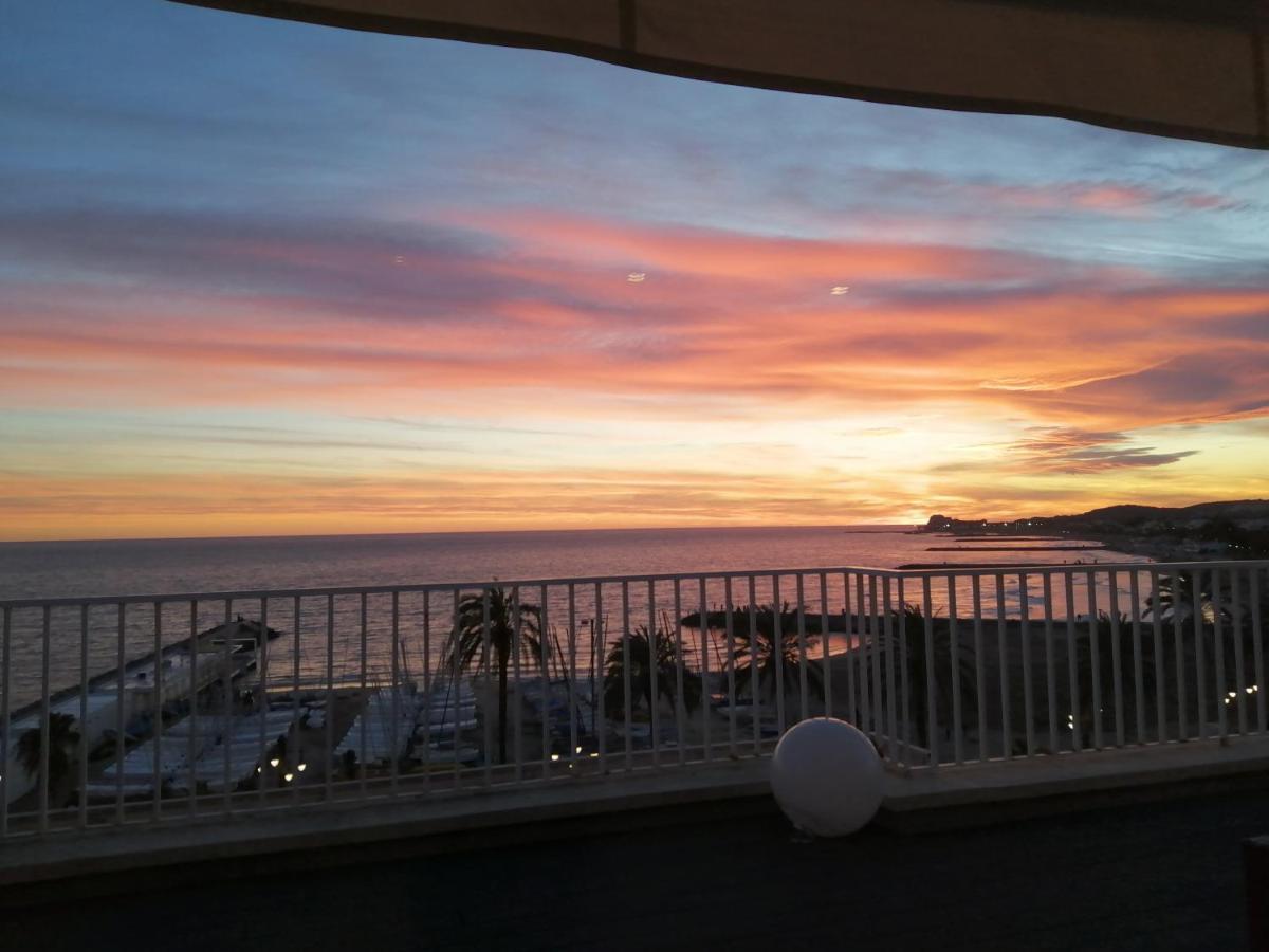 Atico Con Fantasticas Vistas Al Mar Y La Iglesia Apartment Ситжес Екстериор снимка