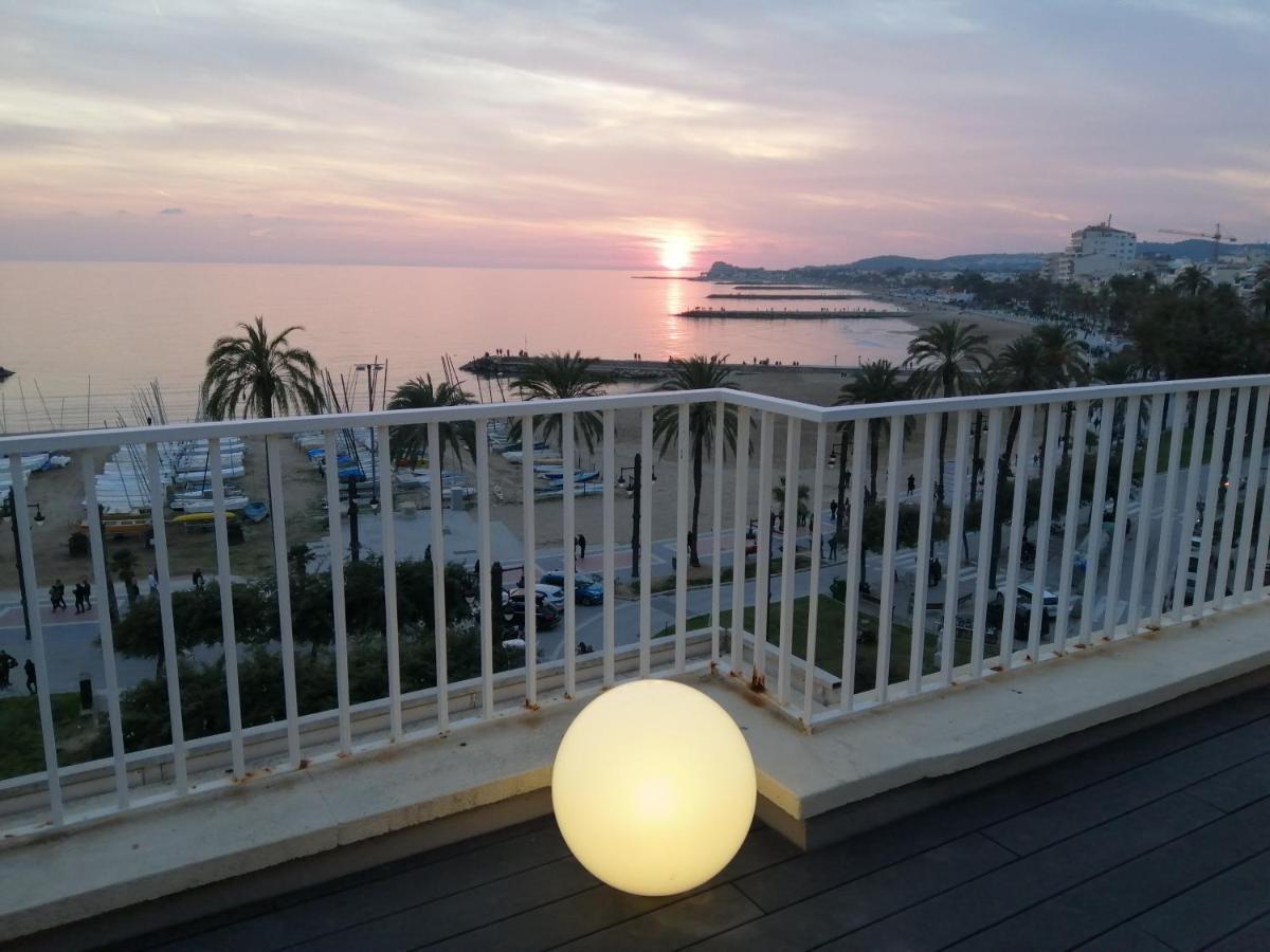 Atico Con Fantasticas Vistas Al Mar Y La Iglesia Apartment Ситжес Екстериор снимка